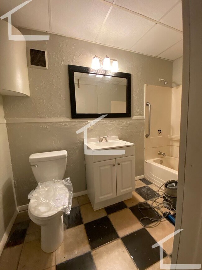 Building Photo - Huge 2nd floor recently renovated unit