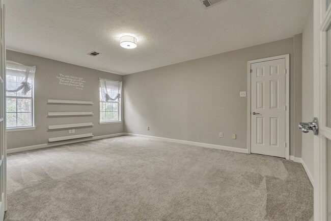 Building Photo - 47 Firethorn Pl