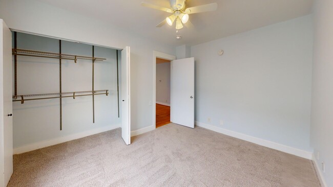 Building Photo - Top Floor Adams Morgan One Bedroom W/Washe...