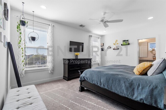 Building Photo - Beautifully Designed 3/2.5/2 Home in Fort ...