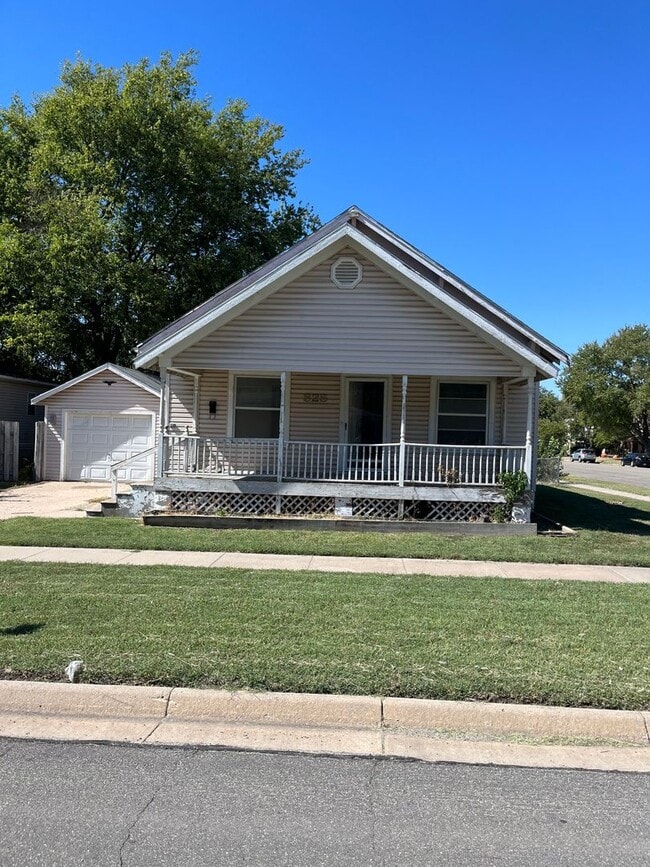 Primary Photo - $1025 - 3 bed 1 bath - Single Family Home