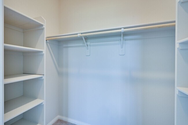 Building Photo - NW!! Solar!!  Gated!!  Bed and bath downst...