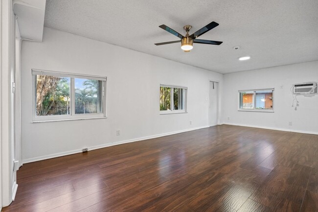 Building Photo - Comfortable Oakland Park Living - 3BR with Outdoor Space