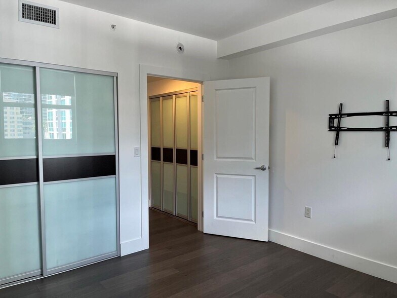 Building Photo - 1250 S Miami Ave