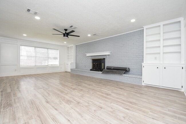 Building Photo - 15814 Winding Moss Dr