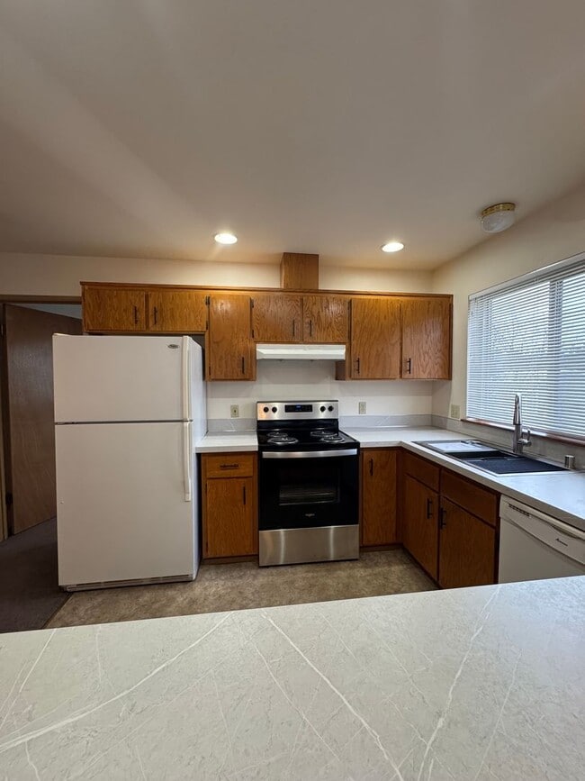 Building Photo - Renovated 3 BR Townhouse