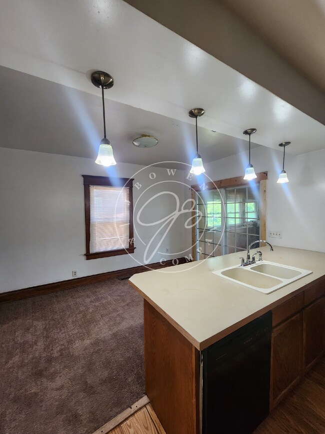 Building Photo - 3 bed 1 bath with bonus rooms!