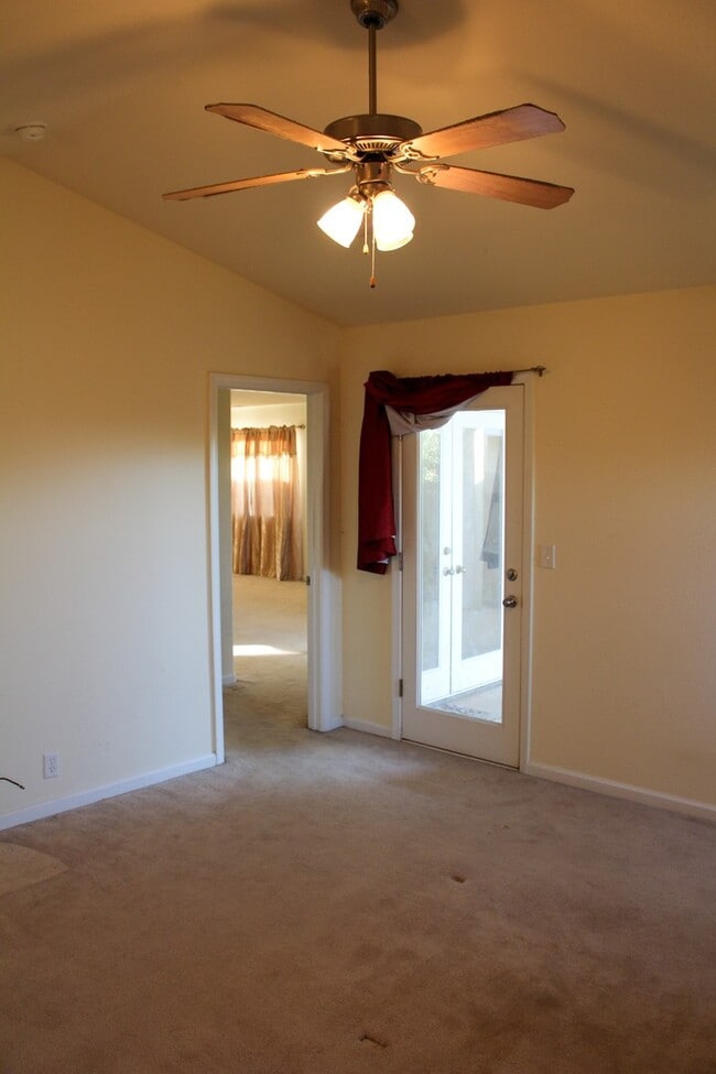 Building Photo - 3 Bedroom, 2 Bath With Appliances