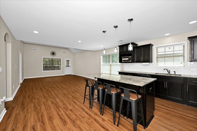 Building Photo - 3 Bedroom, 2 Bath home.