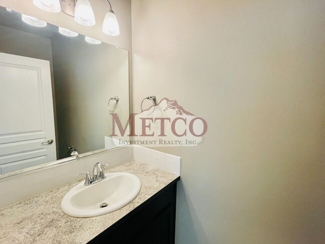 Building Photo - Beautiful Coburg 3 Bed / 2.5 Bath Crafstma...