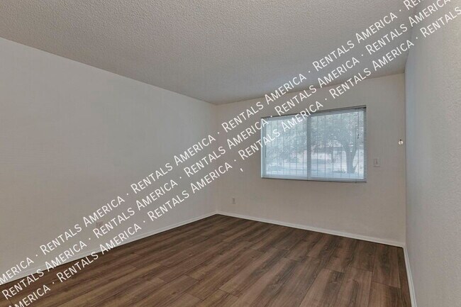 Building Photo - 749 E 6th St