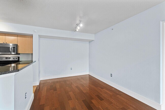 Building Photo - 1013 Villa Cir