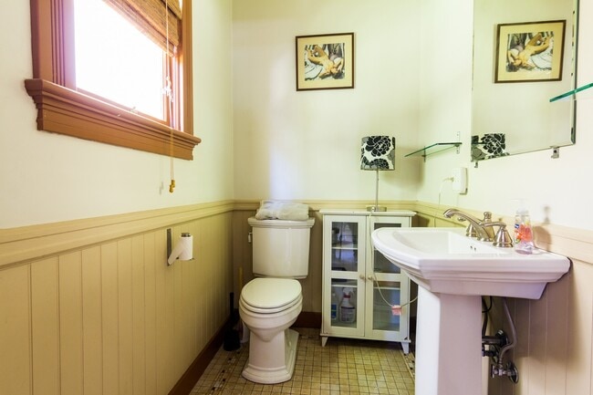 Building Photo - Furnished 3 bedroom 1.5 bath Available Soon.