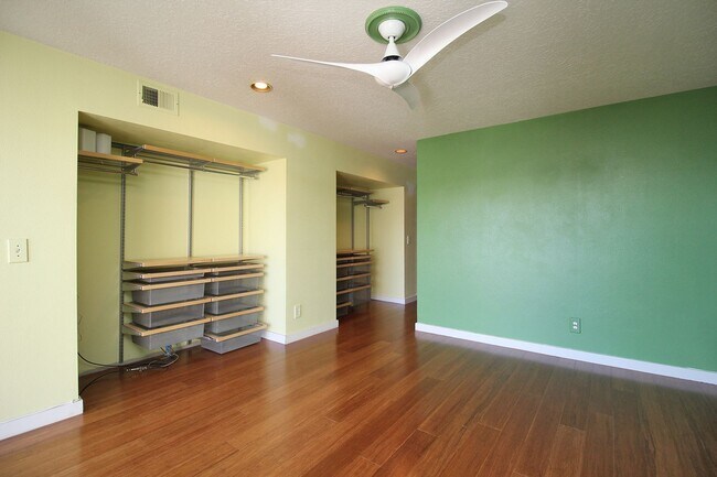 Building Photo - 7545 N Edgewater St