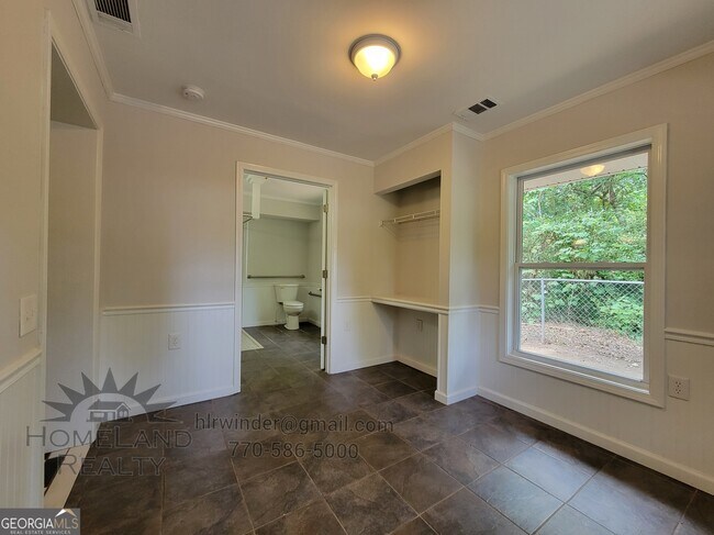 Building Photo - 432 Lakeview Dr SW