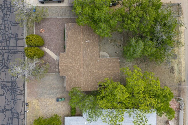 Building Photo - 3 bedroom,1.5 bath with 1 car garage close to schools, hospital and shopping!