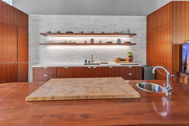 Building Photo - 1300 Brickell Bay Dr