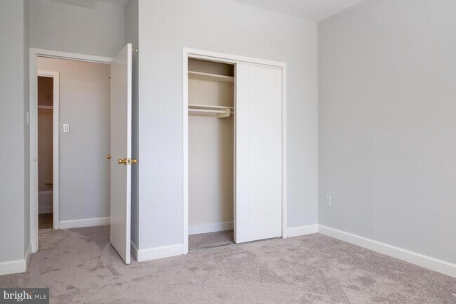 Building Photo - 1021 Arlington Blvd