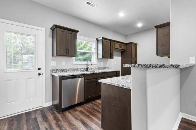 Building Photo - 2 Bedroom Pet Friendly Townhome For Rent N...