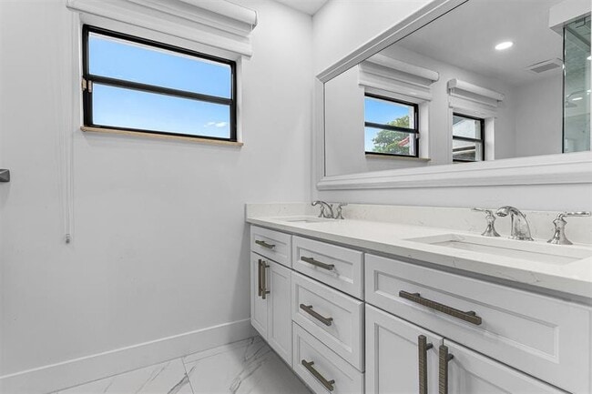 Building Photo - 8920 Jacaranda Ln