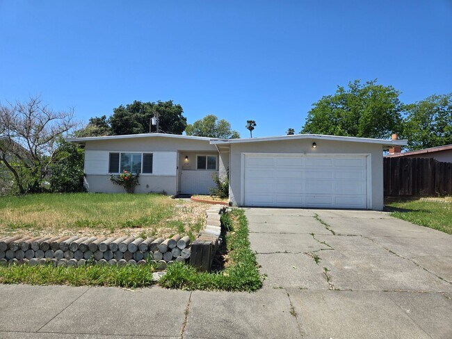 Building Photo - Beautifully Updated 3 Bed, 2 Bath House