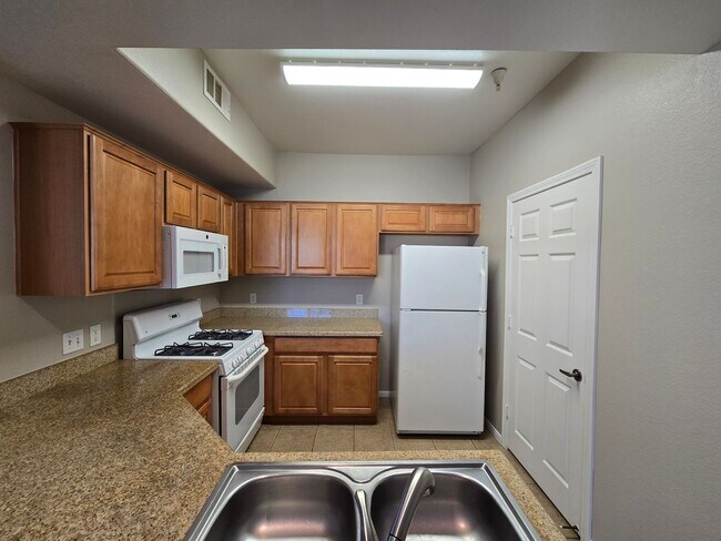 Building Photo - Awesome 2 bedroom 2 bath unit!