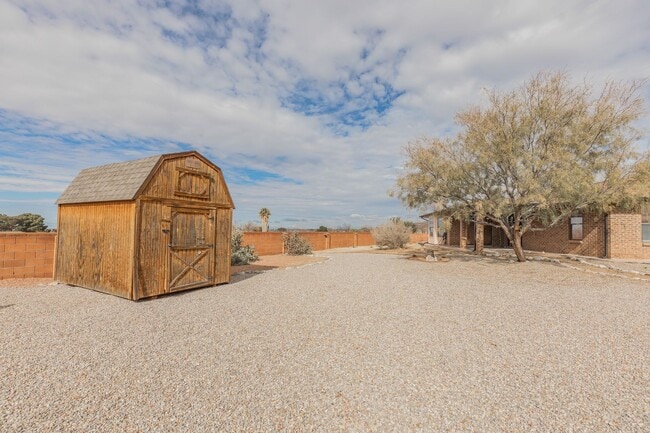 Building Photo - Charming 3 Bedroom 2 Bathroom - Spacious & Fenced Backyard