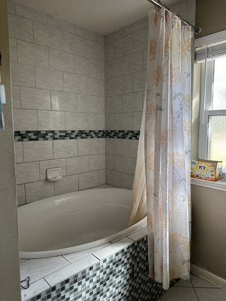 Bath tub in the master bedroom - 4804 Forest Ct