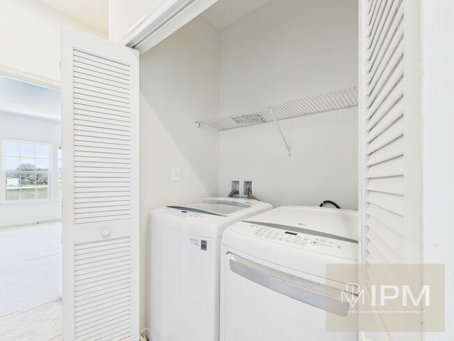 Building Photo - Beautiful 4 Bedroom, 2.5 Bath Townhome in Regents Glen!