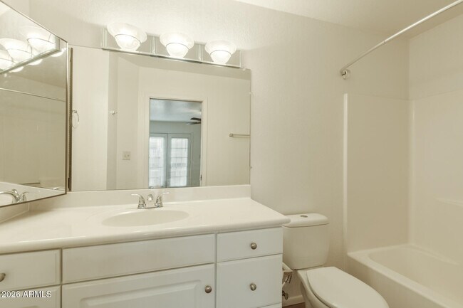 Building Photo - 1446 E Grovers Ave