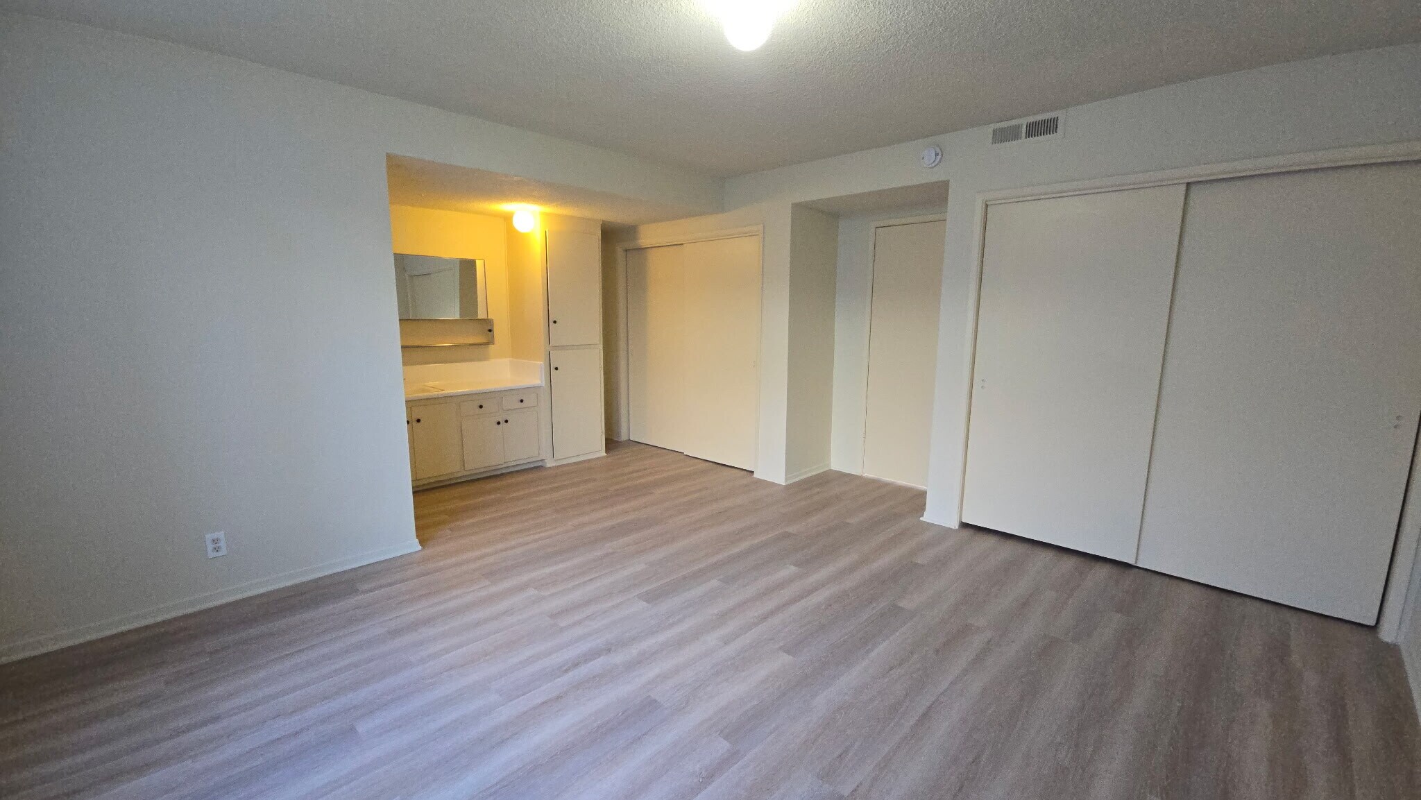 Building Photo - 1001 E Stearns Ave