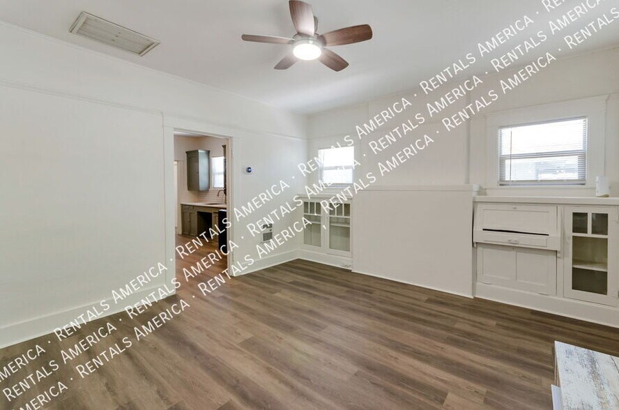 Building Photo - 826 E 6th St