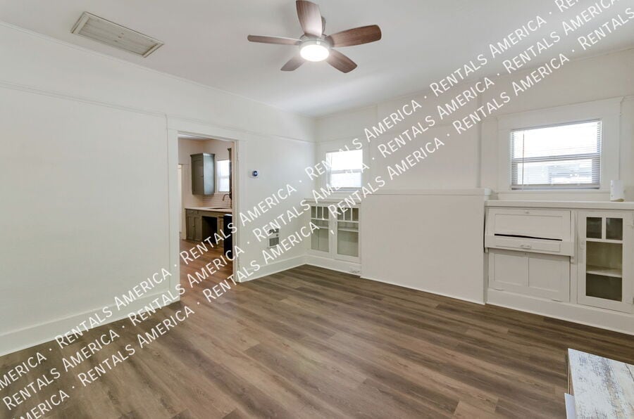 Building Photo - 826 E 6th St