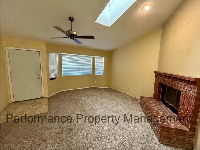 Building Photo - Cute 3 Bed/2 Bath SW Bakersfield Home w RB...