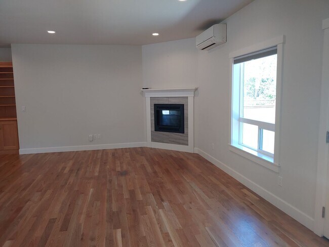 Building Photo - Lovely Single Level Home in Freeland and Pet Friendly!!