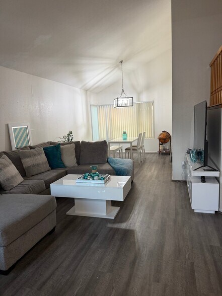 Building Photo - 1076 Oxford Ln