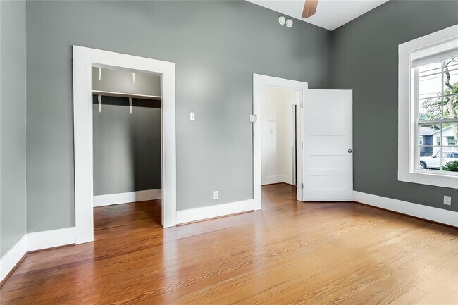 Building Photo - 609 W 35th St
