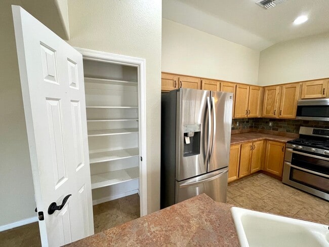 Building Photo - Beautiful 3 Bedroom Home in Cul de Sac!