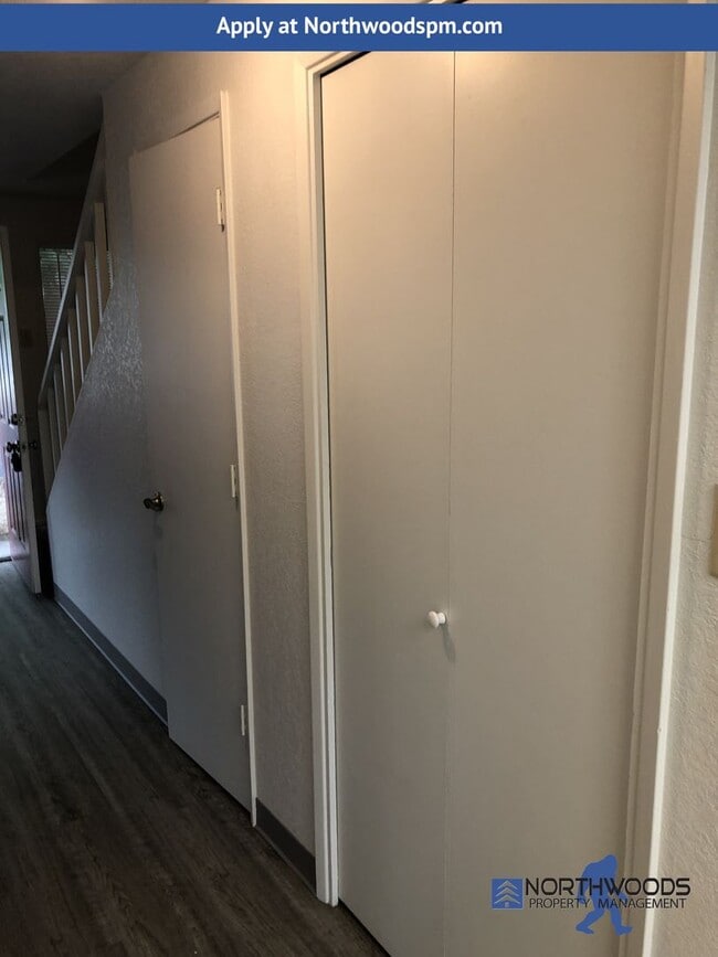 Building Photo - Nice 2 Story 3 Bedroomd 2 Bathrooms-Townhome