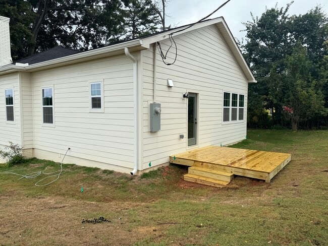 Building Photo - 104 B St