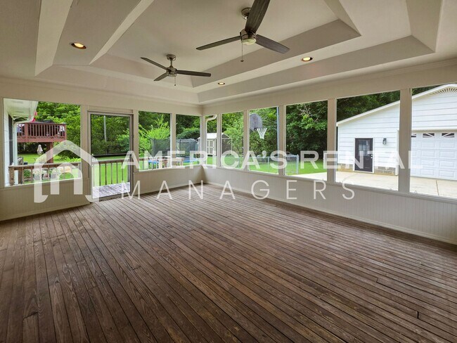 Building Photo - Newly Renovated and Ready for Move In!