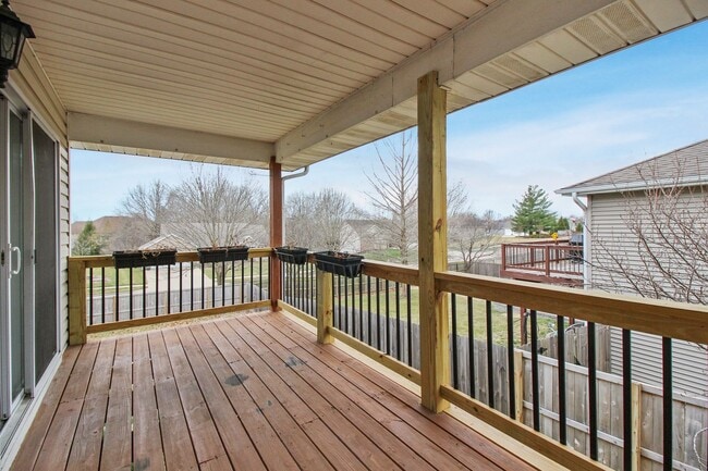 Building Photo - Spacious two-story home in a convenient location