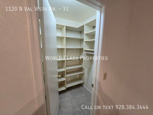 Building Photo - 1120 N Val Vista Dr