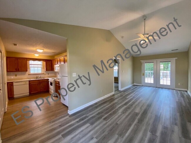 Building Photo - Great 3 Bedroom 2 Bathroom Ranch Style Hom...