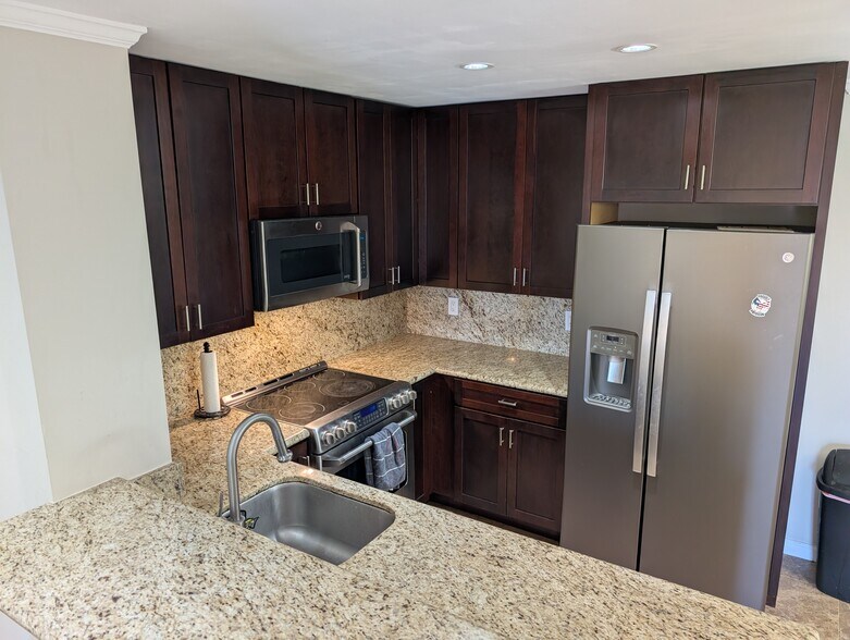 Building Photo - 1855 Diamond St