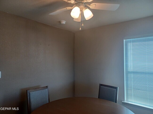 Building Photo - 2300 Honey Dew St