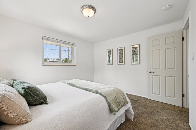 Building Photo - Welcome to this spacious 3+ bed, 2-bath bi-level home in Arvada - Available Now!