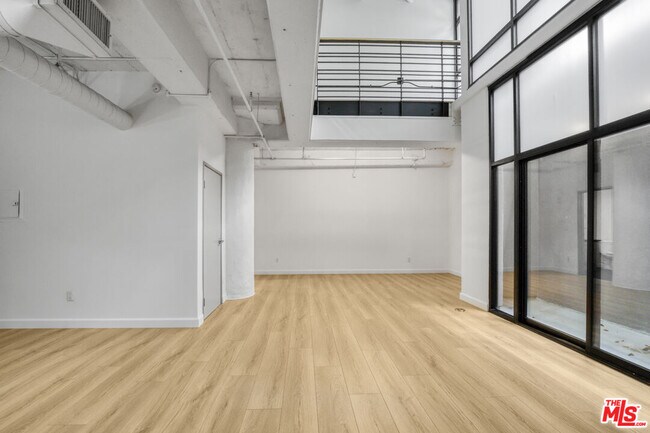 Building Photo - 330 W 11th St