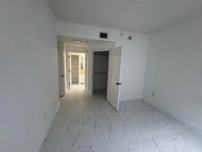 Building Photo - 9873 Baywinds Blvd