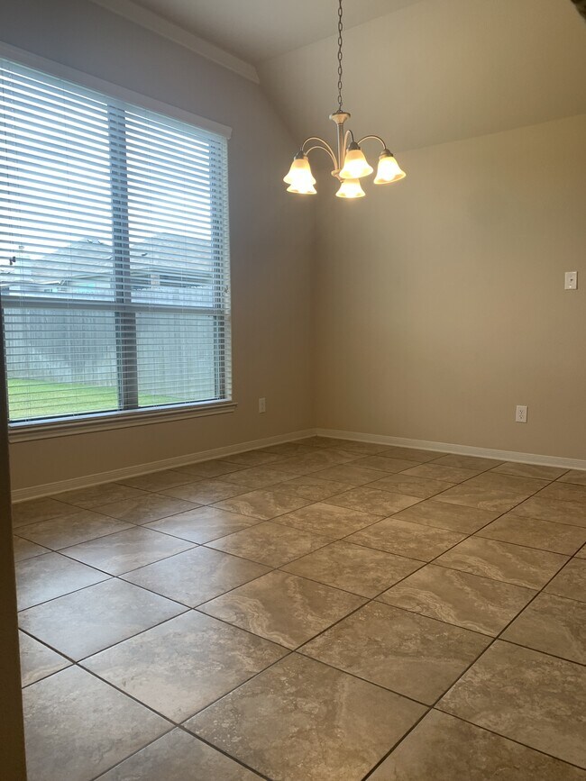 Building Photo - 5607 Markham Dr